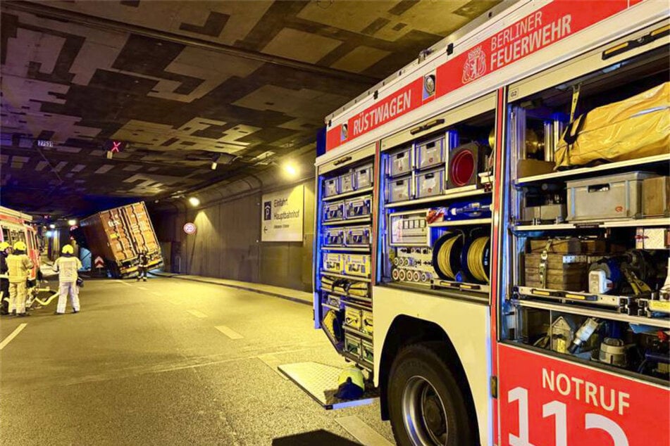 Die Feuerwehr musste mit einem Rüstwagen anrücken, um den eingeklemmten Fahrer aus dem Führerhaus zu befreien.