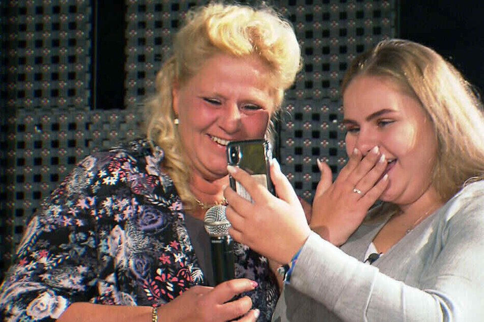 Harald wird per Videoanruf direkt zu Silvia auf die Bühne geschaltet und macht der 11-fach-Mama vor 700 Gästen und laufenden Kameras einen Heiratsantrag.