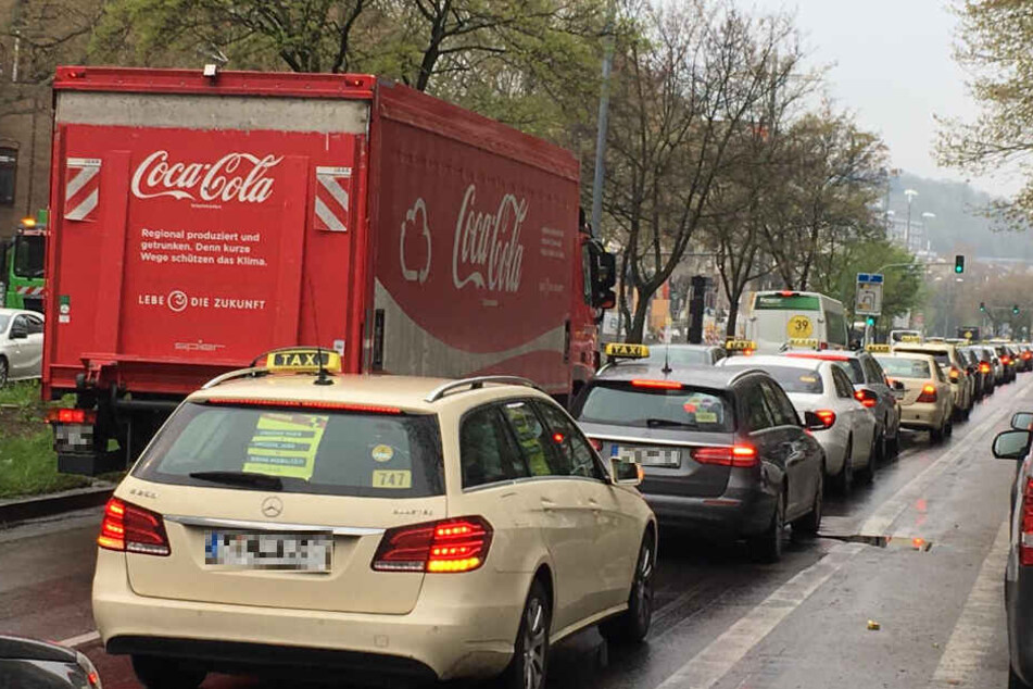 Die Theodor-Heuss-Straße war während der Taxi-Demo heute Mittag völlig dicht.