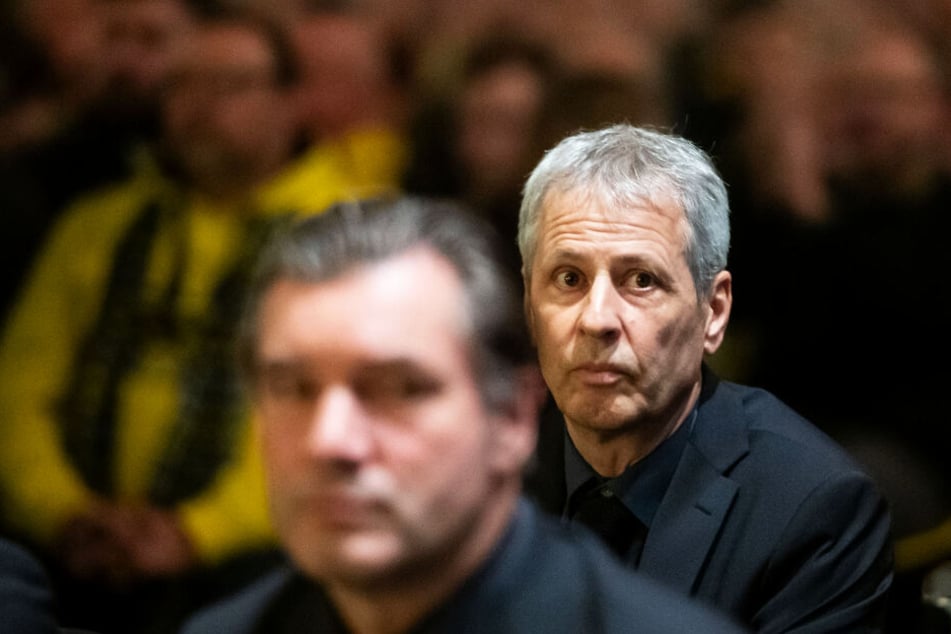 Lucien Favre (r.) bleibt vorerst BVB-Coach. Die kommenden Spiele entscheiden über seine Zukunft.