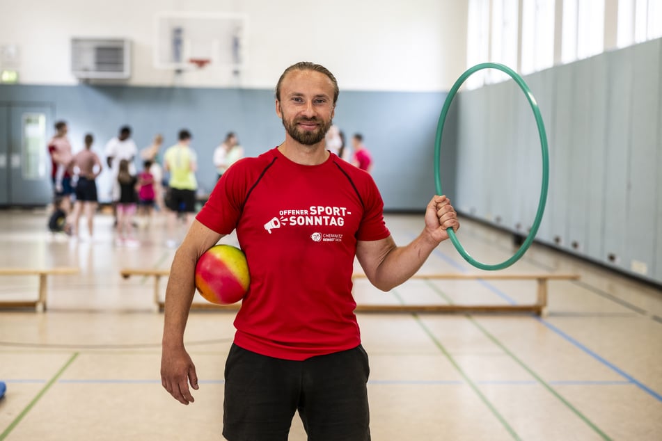 Bei Übungsleiter Carsten Schubert haben am Sonntag Familien in der Turnhalle Lutherstraße Sport getrieben.
