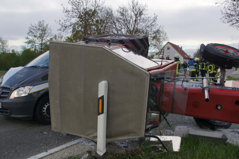 Der 70-jährige Traktorfahrer wurde bei dem Unfall schwer verletzt und musste in ein umliegendes Krankenhaus gebracht werden.