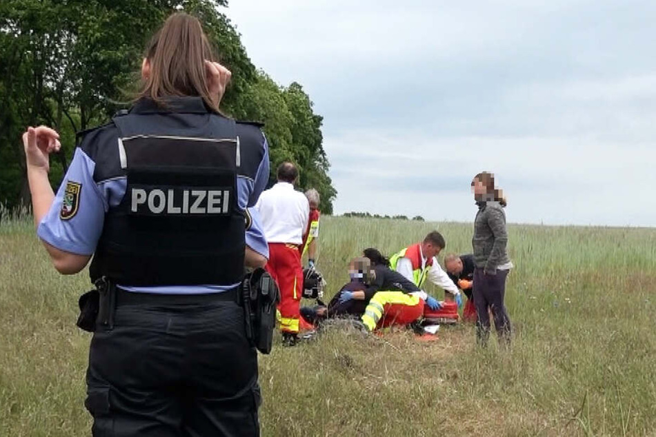 Sanitäter kümmerten sich um die Schwerverletzten, unter denen sich auch ein Kind befinden soll.