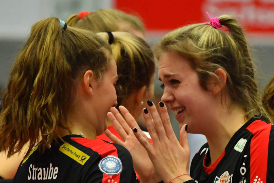 Sarah Straube jubelt mit Emma Cyris nach dem Sieg gegen Suhl.