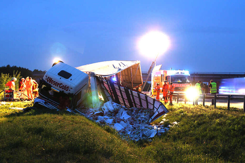 Etliche Flaschen und Tetrapacks landeten auf der Wiese.