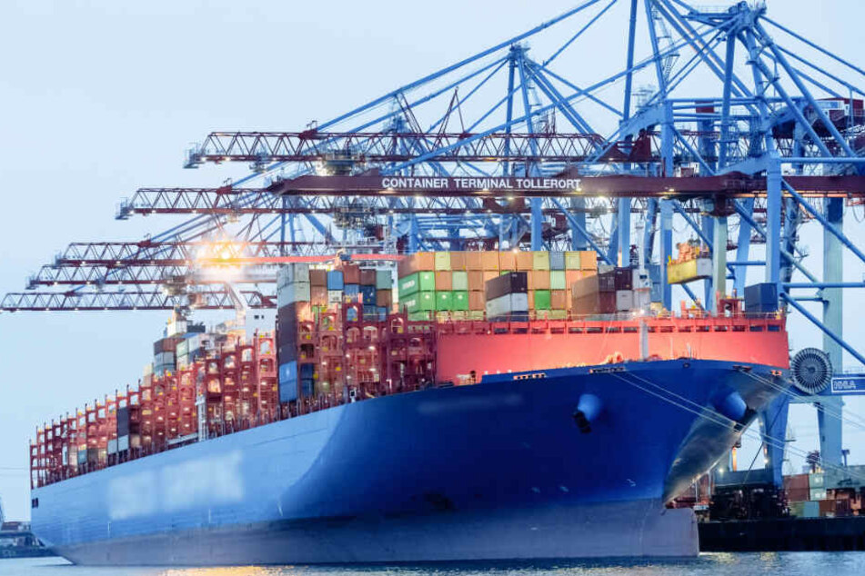 Ein Frachter liegt am Container-Terminal. (Symbolbild)