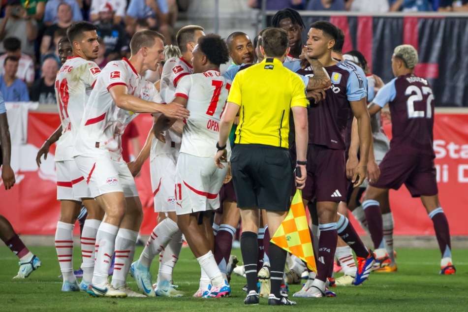 Nach dem 2:0 durch Loïs Openda (24, M.) gab es eine Rudelbildung auf dem Platz. Villa-Abwehrmann Diego Carlos (31, 2.v.r.) musste danach vom Platz.