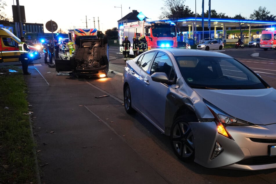 Feuerwehr und Rettungsdienst rückten mit zahlreichen Fahrzeugen zur Unfallstelle aus.