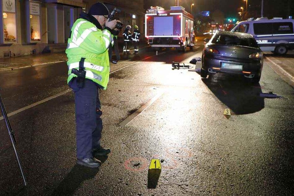 Ein Polizist bei der Unfallaufnahme.