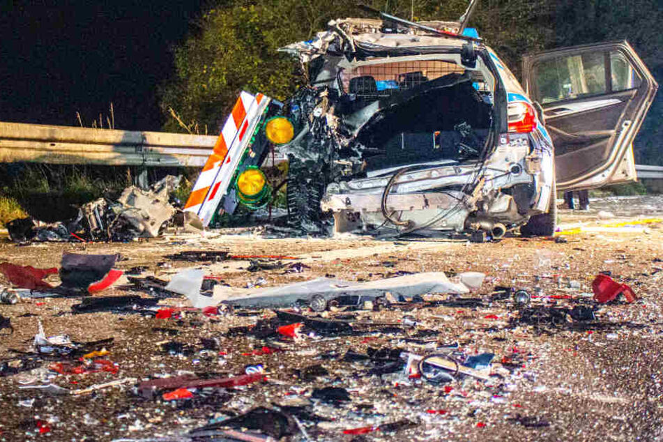 Auf der Autobahn 9 ist ein Polizeiauto von einem Lastwagen gerammt worden.
