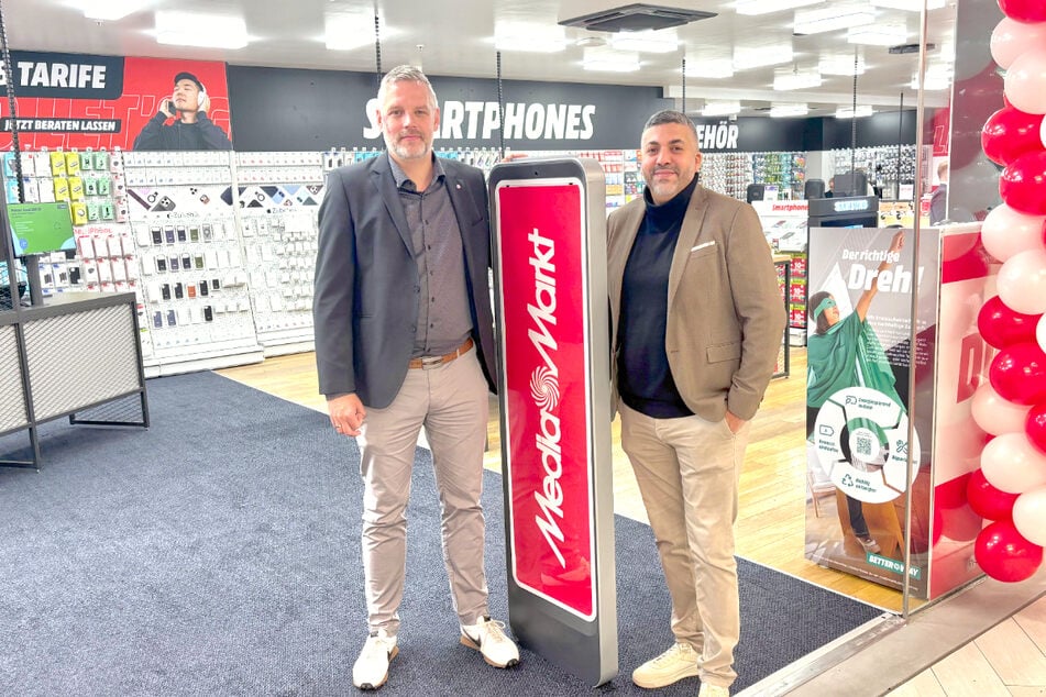 Geschäftsführer Sören Genski (li.) und Centermanager Adel Kachroudi (re.) freuen sich auf das neue MediaMarkt-Konzept.