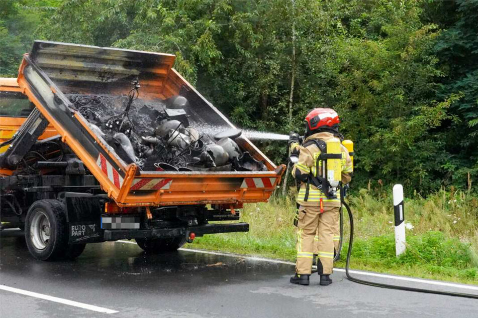 Eine in Brand geratene Ladefläche sorgte am heutigen Mittwochnachmittag für einen Feuerwehr- sowie Polizeieinsatz bei Weißwasser/Oberlausitz.