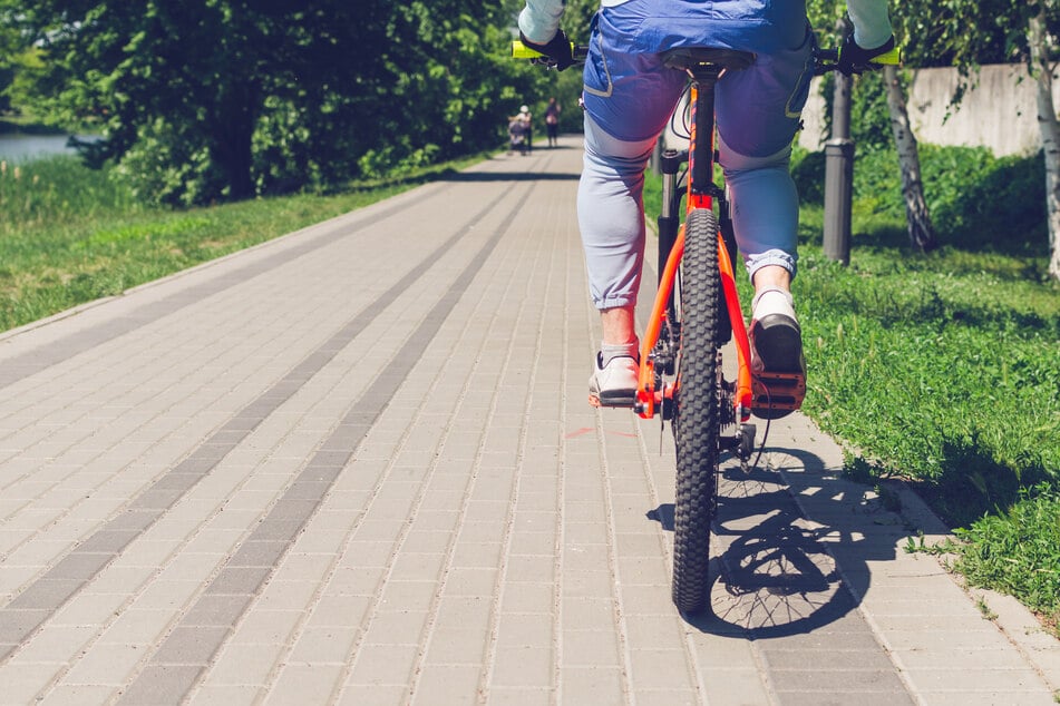 Der Verdächtige (31) war am Donnerstag mit einem Fahrrad unterwegs, als die Beamten auf den Mann aufmerksam wurden. (Symbolbild)