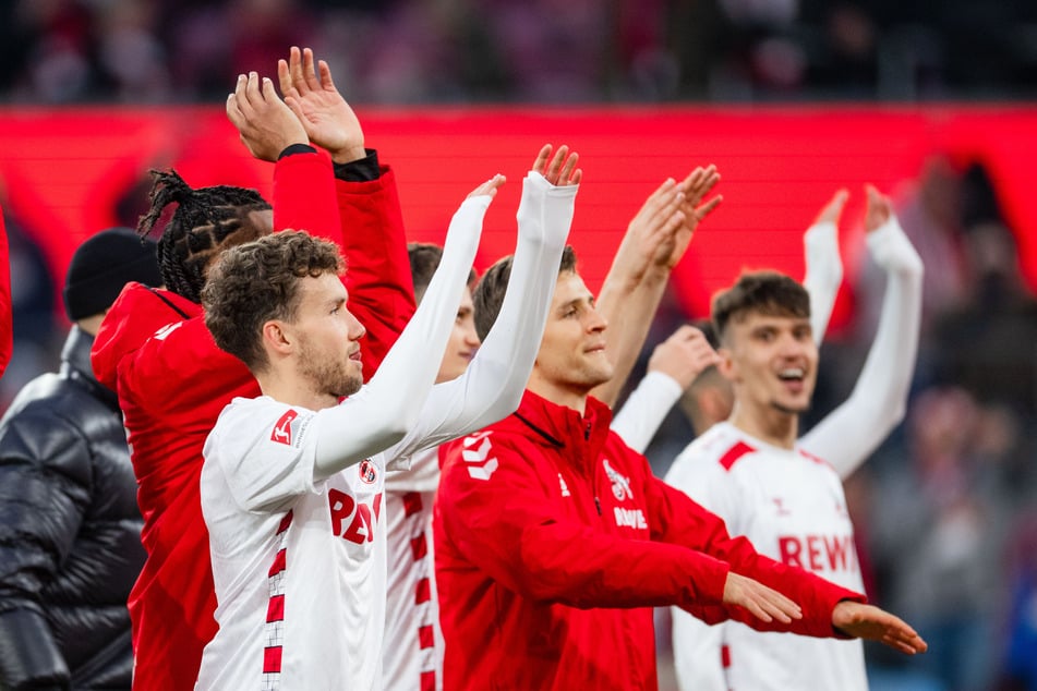 Gute Stimmung und die Fans im Rücken: Die Spieler des Effzeh können sich trotz eines schwierigen Jahres auf die Unterstützung der eigenen Anhänger verlassen.