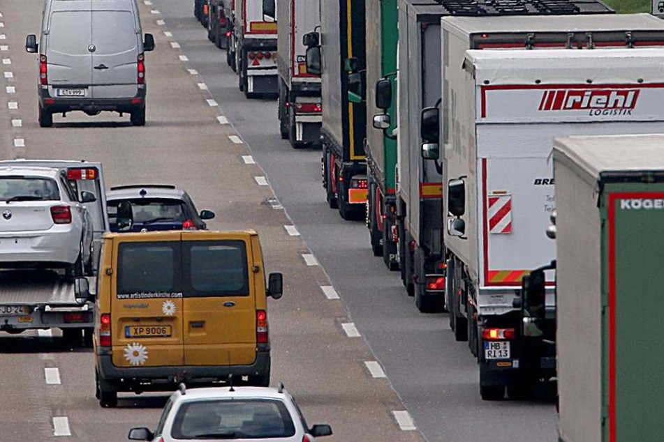 Weil ein Brummi-Fahrer dem Stau entgehen wollte, legte er den Rückwärtsgang ein.