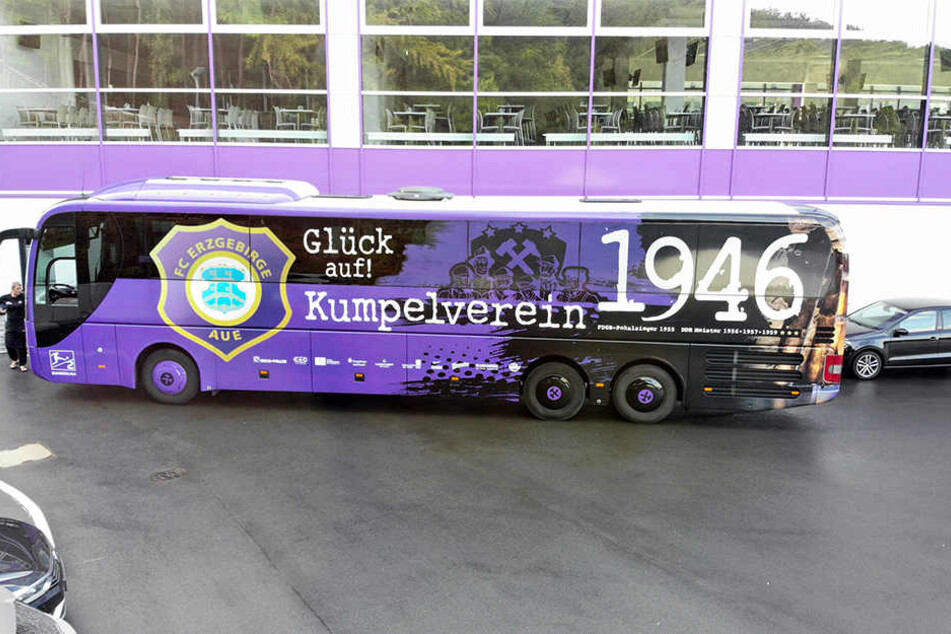 Der neue Mannschaftsbus des FC Erzgebirge Aue überzeugt mit einem schönen Design. 