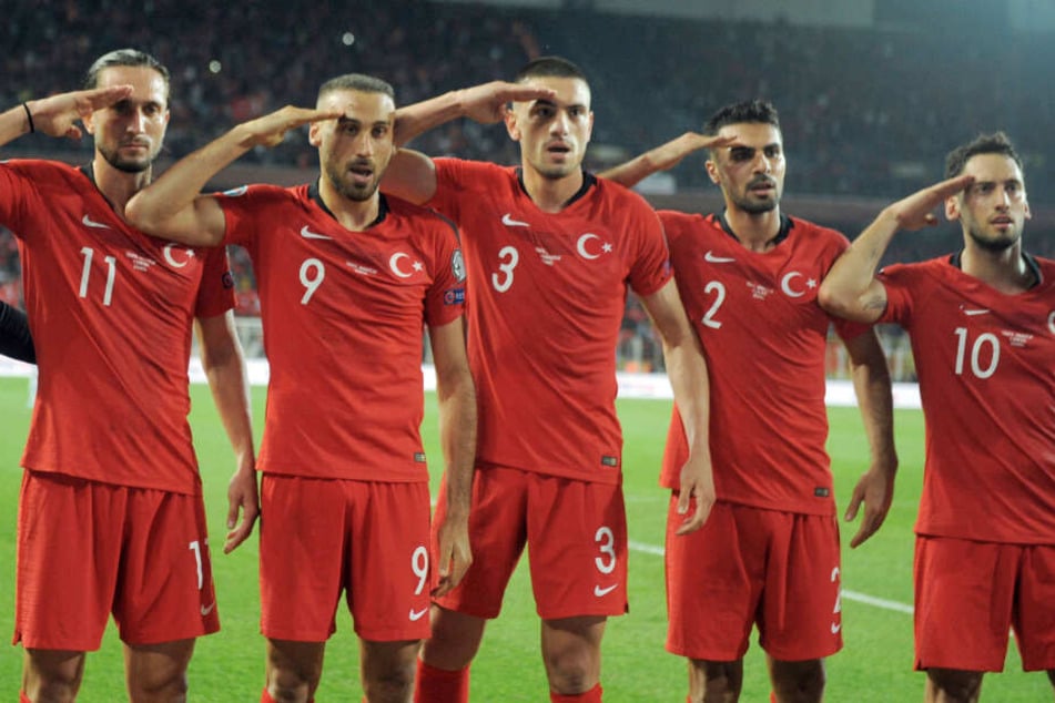 Die Spieler von der Türkei mit (l-r) Yusuf Yazici , Cenk Tosun, Merih Demiral, Mehmet Zeki Celik und Hakan Calhanoglu salutieren.