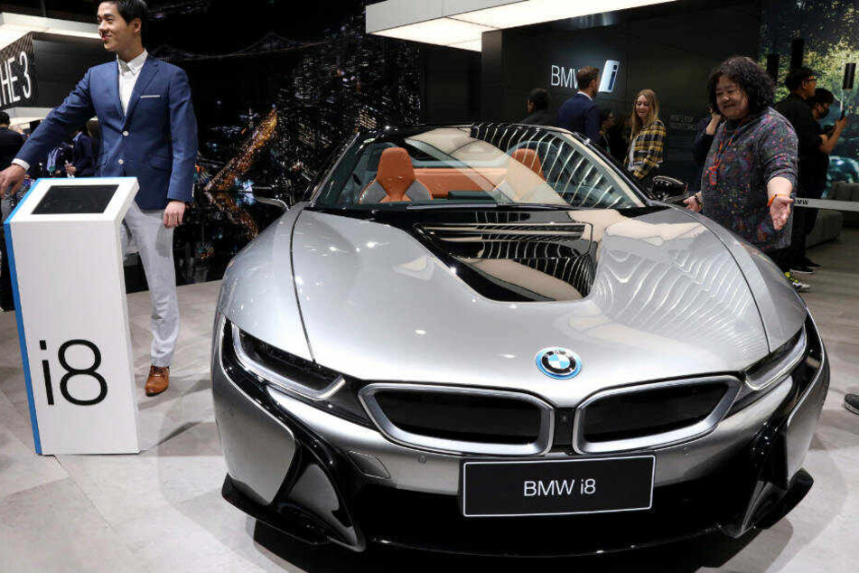 Der Hybrid-Sportwagen BMW i8 bringt über 350 PS auf die Straße.
