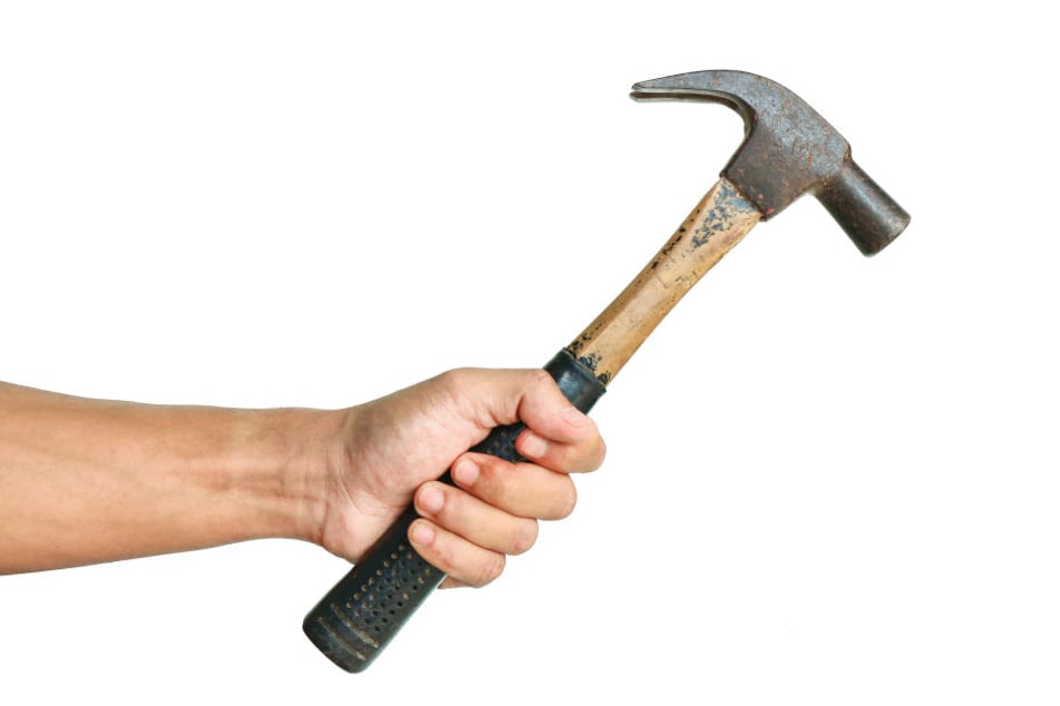 Der 89-Jährige soll seine Ehefrau mit Hammerschlägen und Messerstichen getötet haben (Symbolbild).
