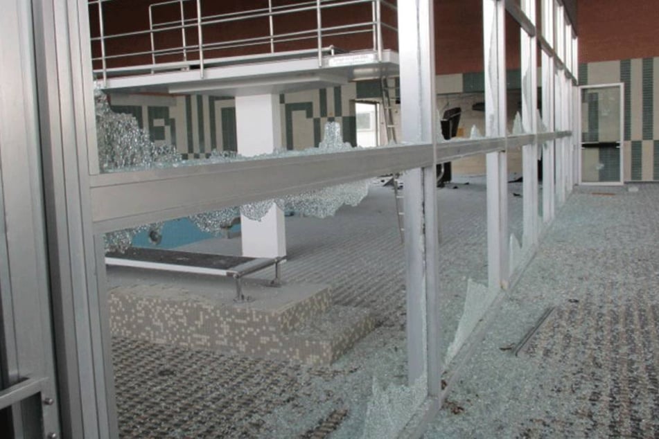 Die undatierte Aufnahme zeigt zerstörte Glasscheiben im alten Hallenbad in Bamberg (Bayern).