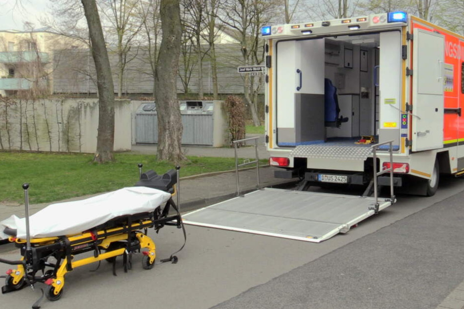 Anschließend konnte die Patientin in einem Schwerlast-Krankenwagen ins Krankenhaus gebracht werden.