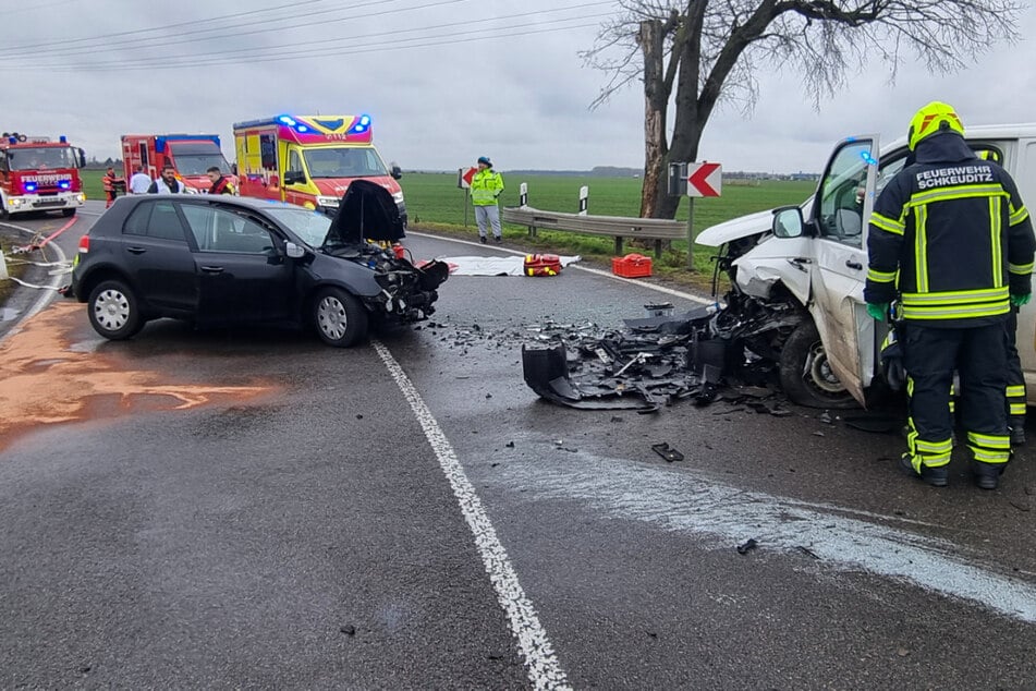 Der 19-jährige Fahrer des schwarzen VW Golf geriet in den Gegenverkehr.