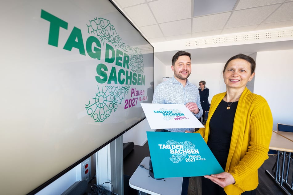 Stabs-Chef Lars Krämer und Designerin Katja Schmidt stellen "ihr" Logo für den Tag der Sachsen in Plauen vor.