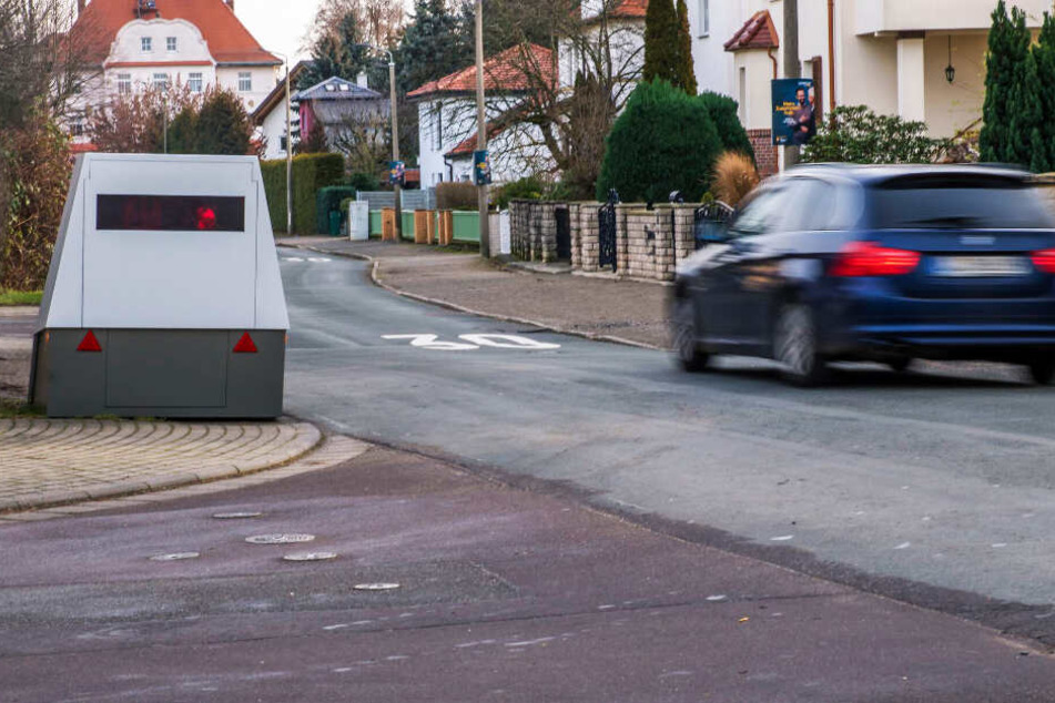 Obwohl die Radarfalle vor allem ortskundigen Fahrern direkt ins Auge stoßen sollte, blitzte es innerhalb weniger Minuten gleich mehrfach.