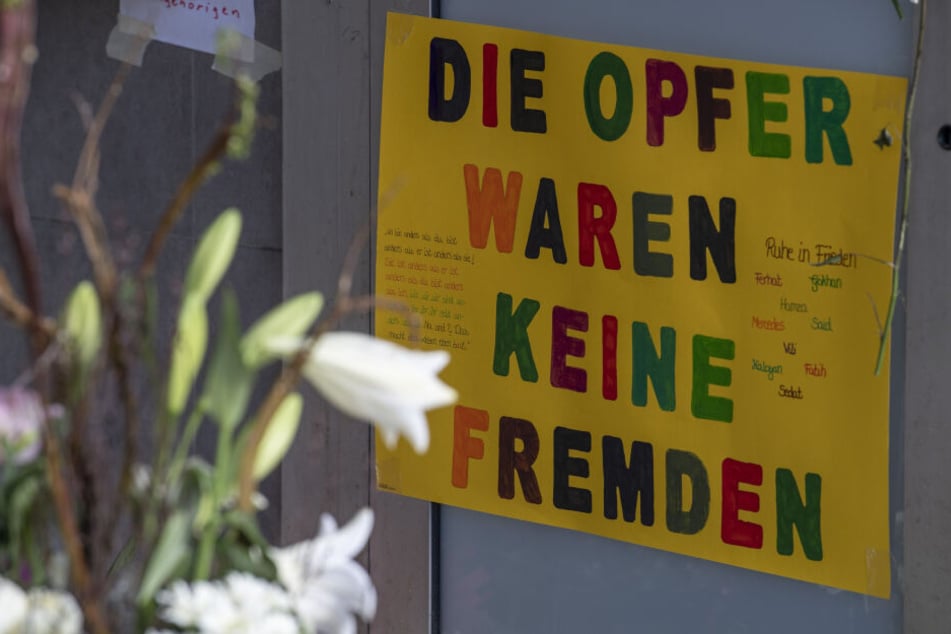"Die Opfer waren keine Fremden", erinnert ein Plakat an die Opfer der Hanauer Blutnacht.