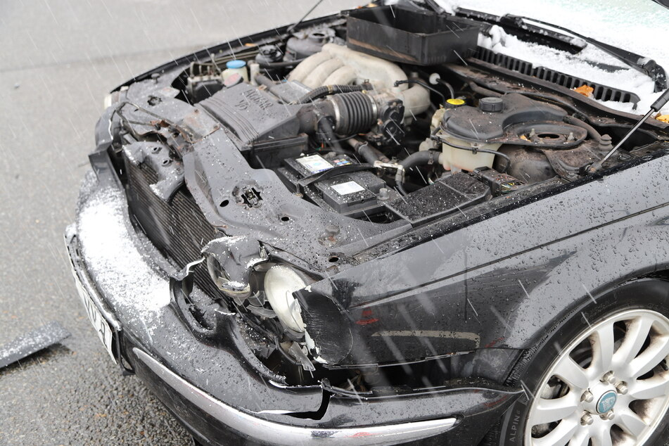 Der Jaguar ist aus bislang ungeklärter Ursache einem BMW in die Seite gefahren.