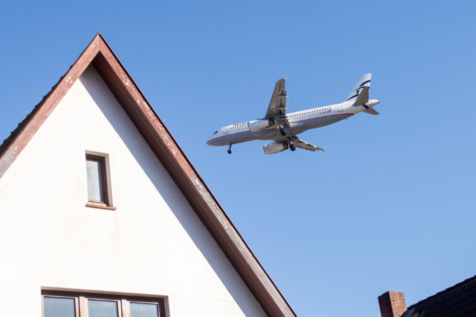 Flughafen Anwohner wie hier in Niendorf müssen mit Lärm durch die Stars und Landungen leben.
