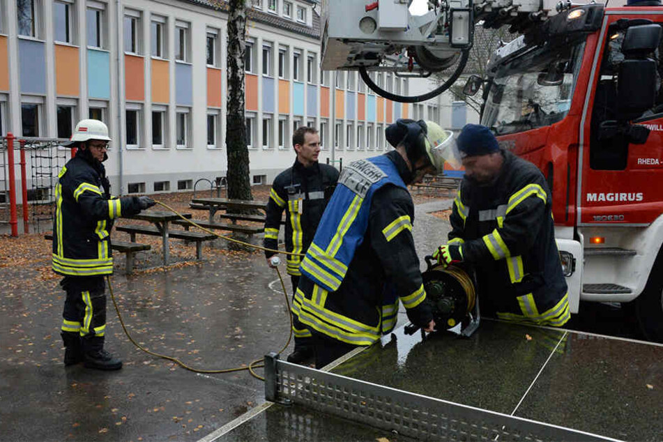 Mit Atemschutz gingen Feuerwehrleute ins Gebäude, um nach dem Brandherd zu suchen.