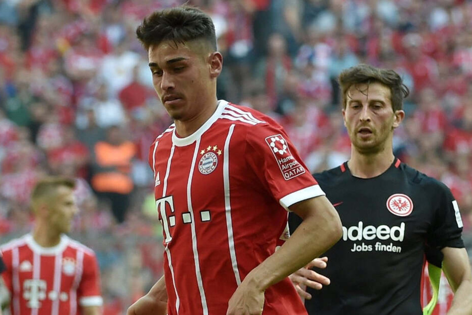 Meritan Shabani von München spielt den Ball im Spiel gegen Eintracht Frankfurt.