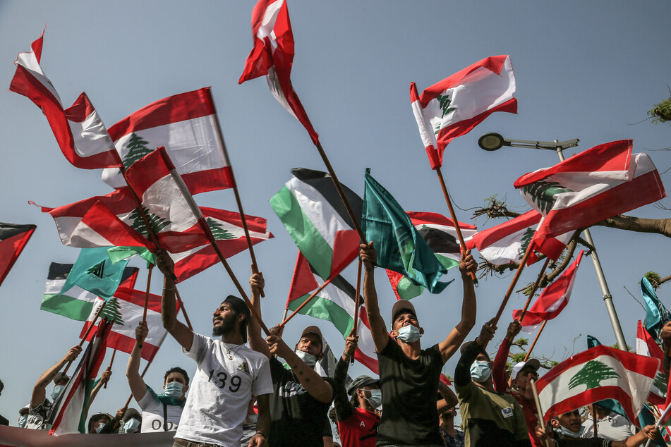 Anhänger der Hisbollah schwenken in Beirut libanesische und palästinensische Fahnen während einer Solidaritätskundgebung mit den Palästinensern. (Archivbild)