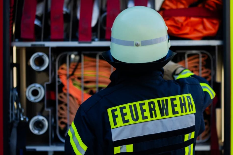 In Chemnitz-Markersdorf löschte die Feuerwehr eine brennende Mülltonne. (Symbolbild)