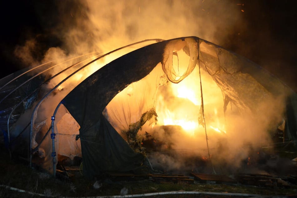 Am späten Dienstagabend standen rund 50 Strohballen in Flammen.