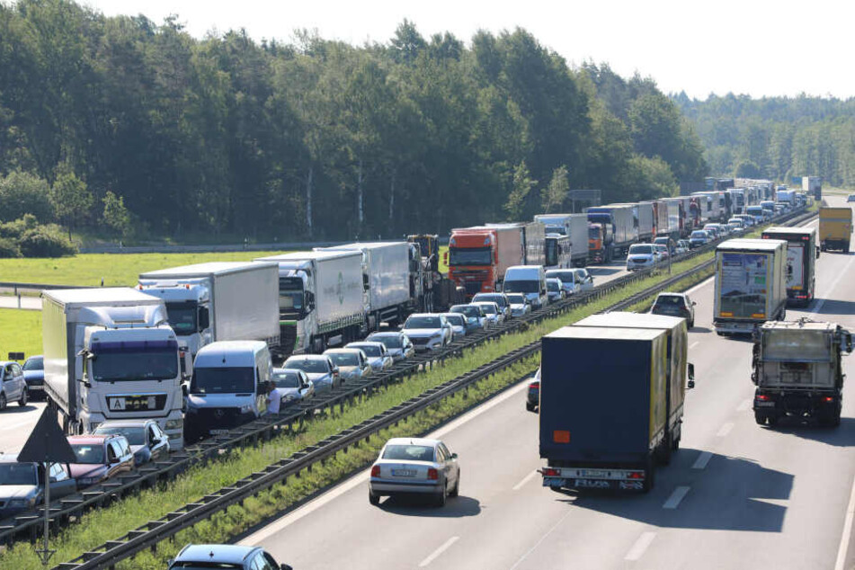 Infolge des Unfalls bildete sich auf der A4 ein langer Stau.
