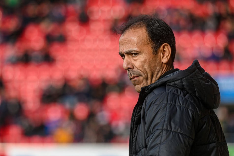 St. Paulis Trainer Jos Luhukay wirkt nachdenklich.