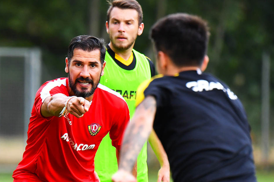 Dynamos Interimstrainer Cristian Fiel (l.) mit klaren Anweisungen an seine Spieler.