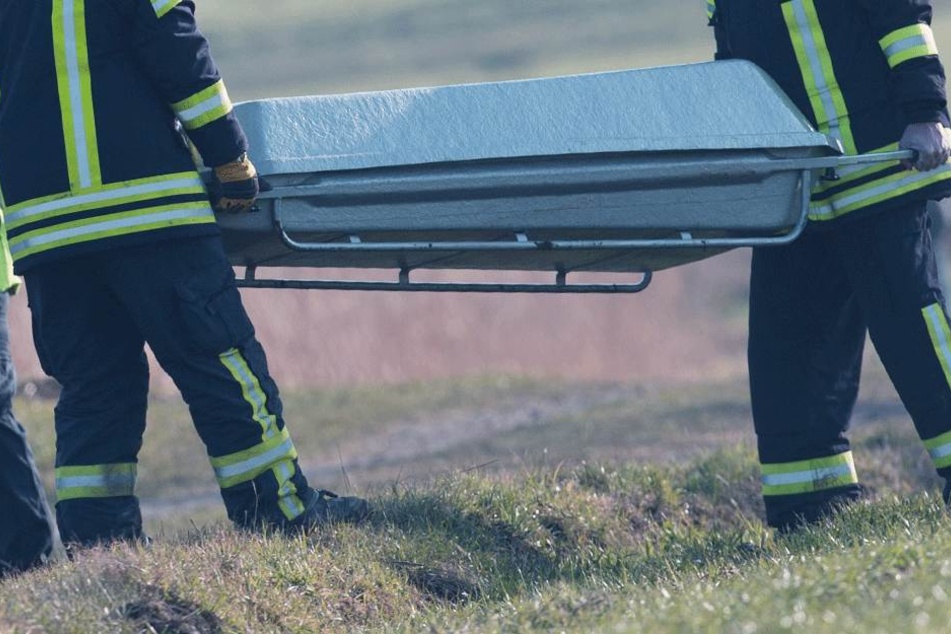 Der Mann wurde leblos auf einem Feld in Holtgast gefunden (Symbolbild).