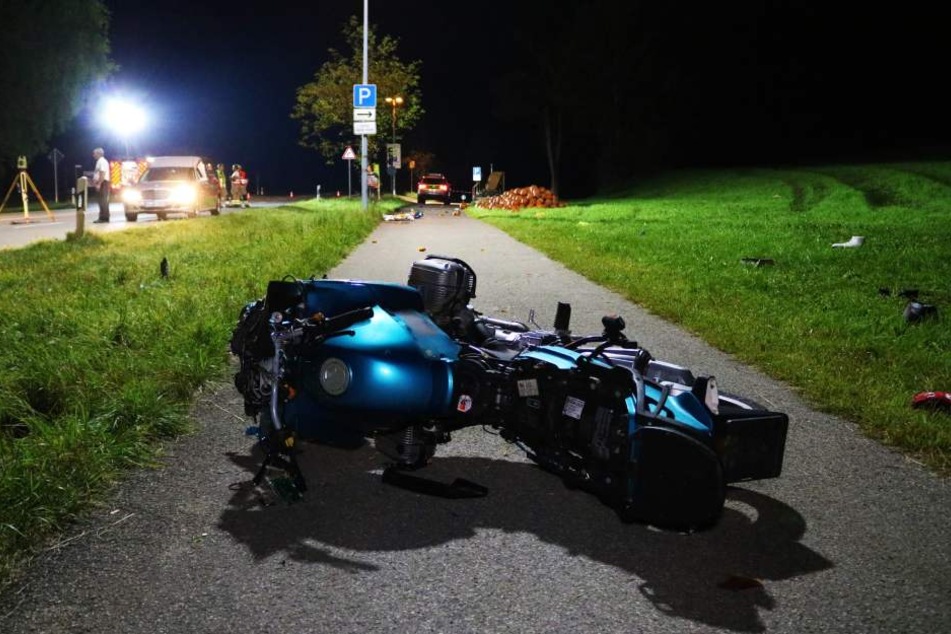 Ein 24-Jähriger hatte die Kontrolle über sein Motorrad verloren und war in die Familie am Straßenrand geschleudert. 