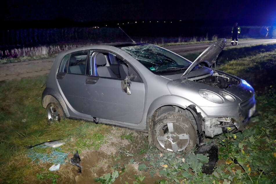 Der Smart wurde bei dem Unfall erheblich demoliert.