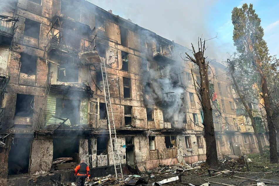 "Nachts. Heimtückisch. Grausam" - so beschreibt der Militärgouverneur des Gebiets Dnipropetrowsk, Serhij Lyssak, den Angriff auf das Wohnhaus.