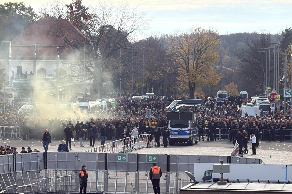Polizei und Ordner lassen die Dynamo-Fans Stück für Stück ins Stadion.