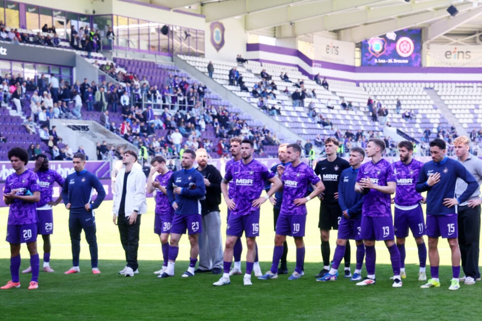 Enttäuscht und niedergeschlagen traten die Veilchen nach Abpfiff vor ihre Fans.