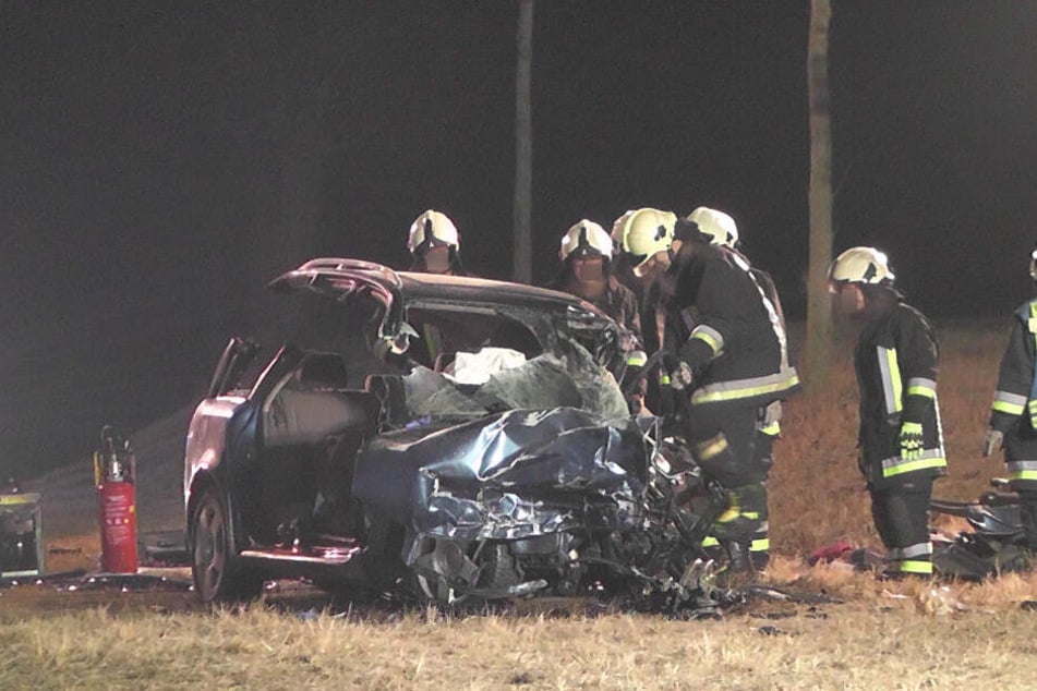 Die Beifahrer wurden schwer verletzt in eine Klinik gebracht.