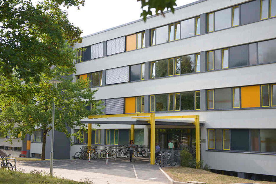 Die Abendschule in Chemnitz an Arno-Schreiter-Straße. Die städtische Einrichtung hat mit sinkenden Schülerzahlen zu kämpfen.