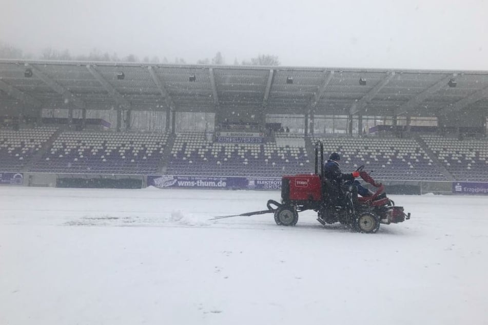 Im Erzgebirgsstadion in Aue liegt zu viel Schnee. Das Heimspiel gegen Köln musste abgesagt werden.