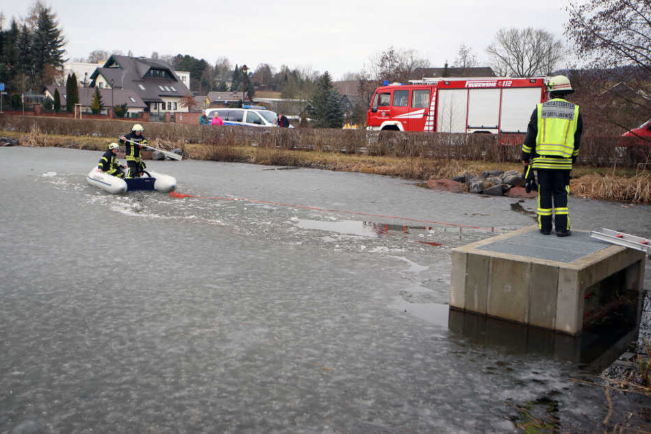 Die Feuerwehr startete am Samstagmorgen eine Suchaktion auf dem Hennyteich in Oberlungwitz.