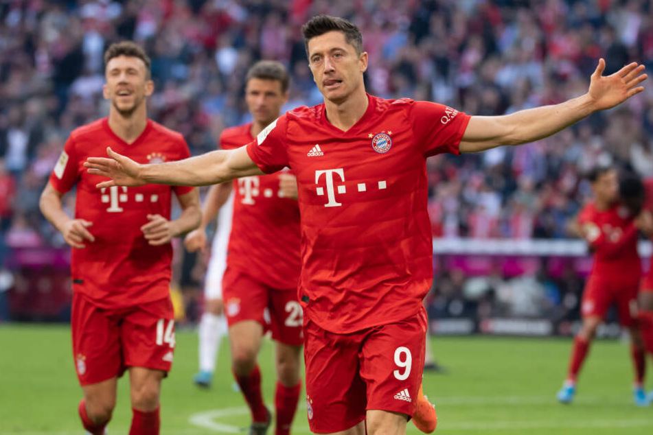 Robert Lewandowski (r) jubelt mit Ivan Perisic (l) und Thomas Müller über sein Tor zum 2:0.